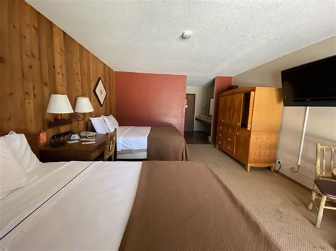 Lodge Rooms - Lakewoods Resort