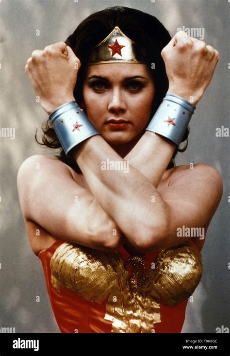 LYNDA CARTER, Wonder Woman, 1975 Fotografía de stock - Alamy