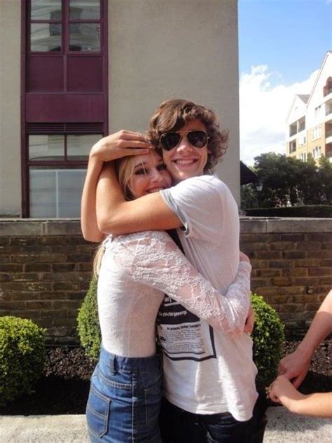 Harry with a girl | Meet and greet poses, Fetus harry styles, Harry styles