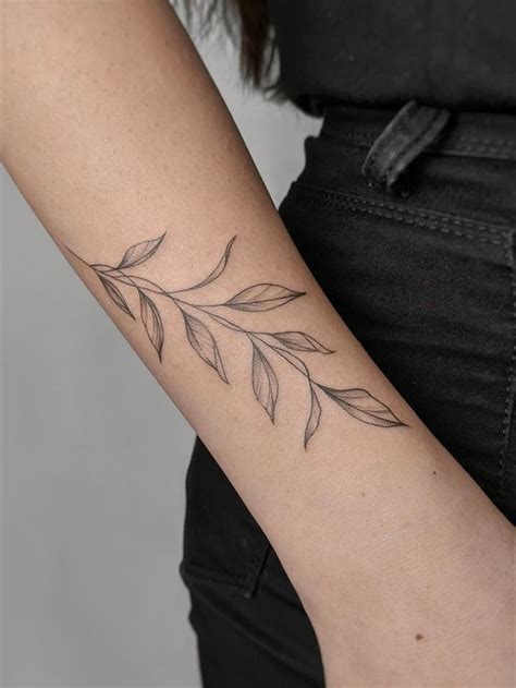 30 Minimalist Leaf Tattoos Ideas for Women that Celebrate the Fall | Tattoos for women, Wrist ...