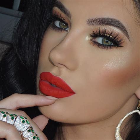 LAURA BADURA on Instagram: “#Redlips ️ #lashes @hudabeauty ...