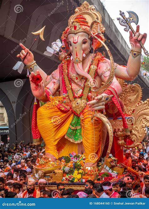 Thousands of Devotees Bid Adieu To Tallest Lord Ganesha in Mumbai during Ganesh Visarjan Which ...