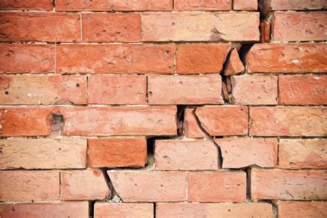 5 Types Of Cracks In Walls [What Homeowners Need To Know] - uooz.com