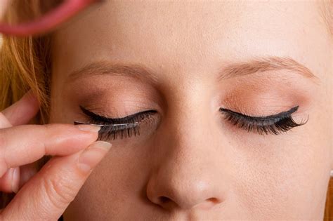 Know how false eyelashes can put your eyes at risk