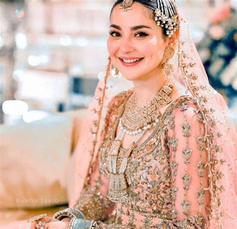 Hania Aamir stuns fans in bridal dress from Mere Humsafar - editor ...