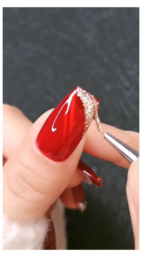 RED & GLITTER NAIL DESIGN 😍 #red #nails #glitter #rednailsglitter Red Nail Art, Pretty Nail Art ...