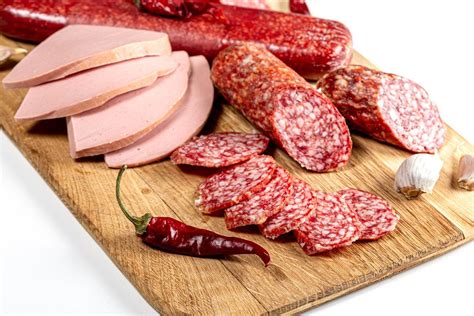 Smoked salami and sausage sliced on a wooden kitchen Board, close up - Creative Commons Bilder