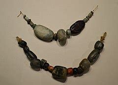 Category:Amber necklaces - Wikimedia Commons
