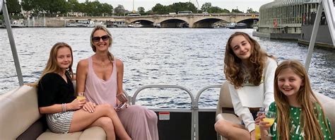 Seine River Cruise in Luxury Private Boat - Meet the locals in Paris