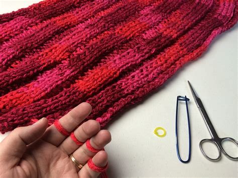 How to Finger Knit a Scarf: Tutorial and Patterns