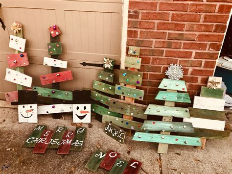 10+ Pallet Wood Christmas Projects – DECOOMO