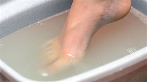 How to Make a Vinegar Foot Soak