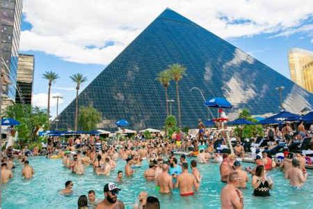 Luxor Las Vegas Pool | LasVegasHowTo.com