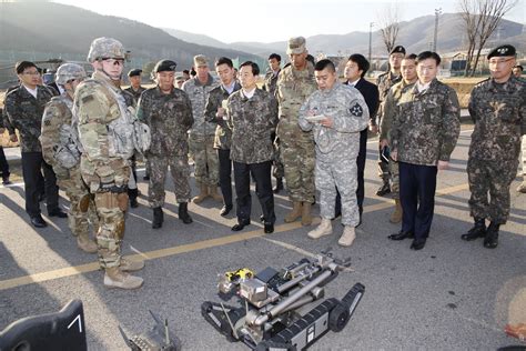 ROK Minister of National Defense participates in a battlefield circulation > United States ...