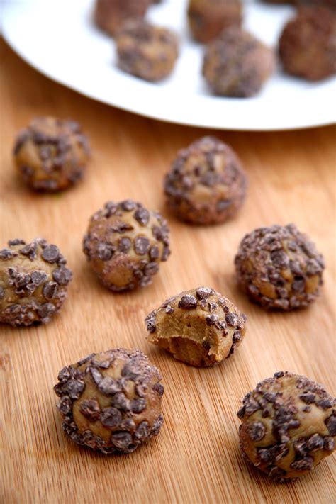 These 5-Ingredient Protein Balls Taste Like a Chocolate Peanut Butter ...