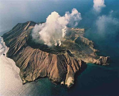 Sciency Thoughts: Volcanic activity on White Island, New Zealand.