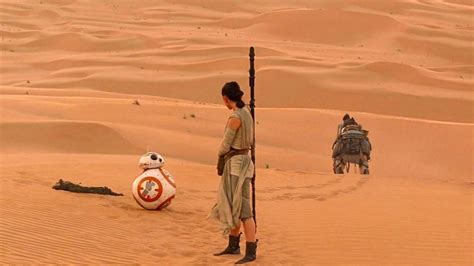 Rey Encounters Bb 8 Star Wars The Force Awakens Wallpaper - Star Wars Rey And Bb8 Sunset ...