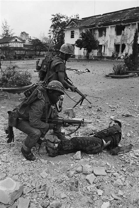 US Marines Capturing Wounded Enemy Soldier | 12 Feb 1968, Hu… | Flickr