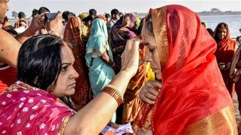 Chhath Puja 2023 Kharna: How devotees are celebrating Day 2 of the festival | Hindustan Times