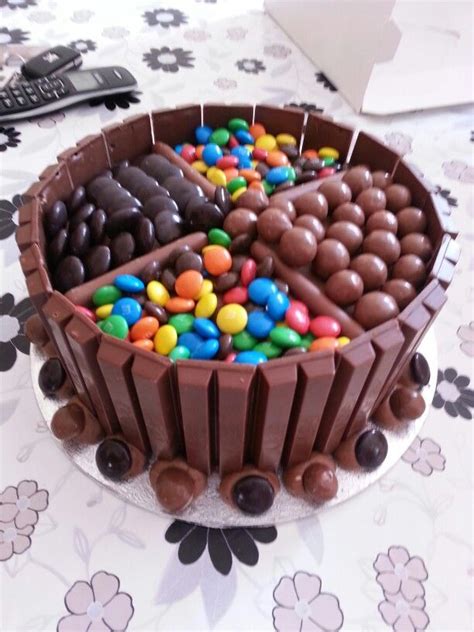 Kit kat cake | Chocolate cakes. Kit Kats, m&ms | Pinterest | Kit kat ...