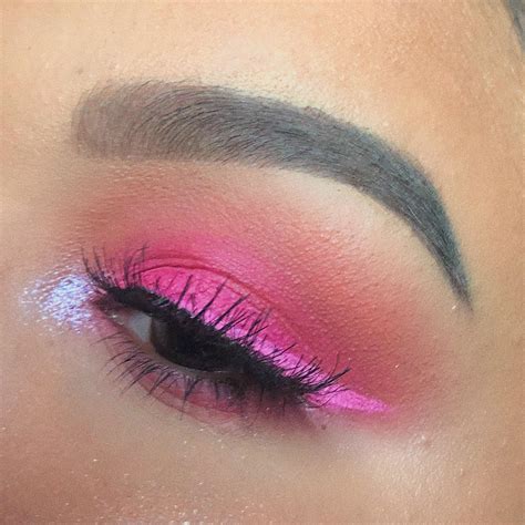 Hot Pink eyeshadow w pink eyeliner : r/MakeupAddiction