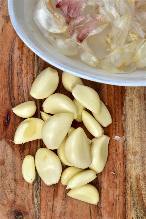 How to Peel Garlic (6+ Ways Tested) - Alphafoodie