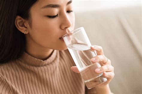 Terlalu Banyak Minum Air Putih, Apa Dampaknya untuk Tubuh?