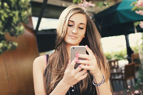 young, girl, uses, app, chat, smartphone, outdoors, mobile phone | Piqsels