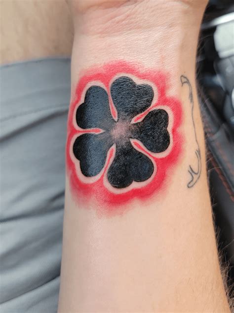 Got a 5 leaf clover tattoo lmk what ya think! : r/BlackClover