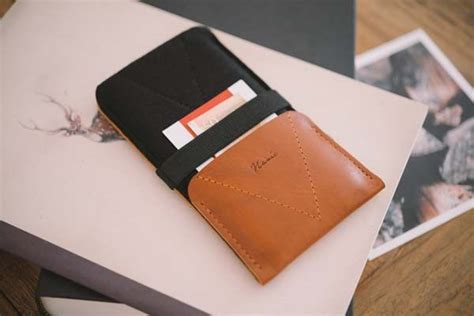 The Handmade iPhone SE Leather Case With a Card Slot | Gadgetsin