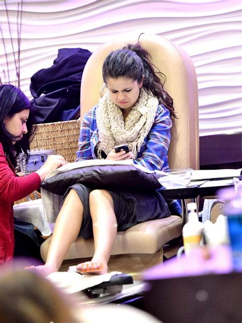 Selena Gomez – Nail spa -14 – GotCeleb