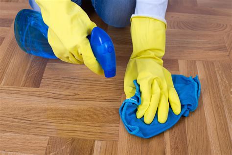 How to remove stains from a wooden floor