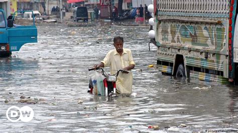 Pakistan: Karachi hit by worst floods since records began – DW – 08/28/2020