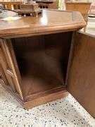 Wooden end table and lamp - Auction Solutions Inc
