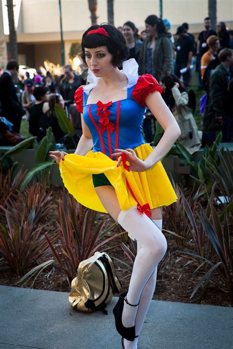 70 Easy DIY Disney Costumes For Adults This Halloween | Snow white ...