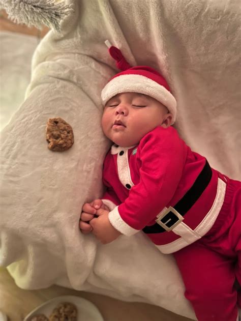Baby Christmas Photos 🎅🏼 | Baby christmas photos, Christmas baby, Baby milestones pictures