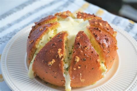 Cream Cheese Garlic Bread (Korean Street Food) Recipe | Korean street food recipes, Garlic ...