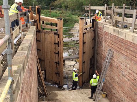 Grantham Canal volunteers install new lock gates into historic lock - Marine Industry News