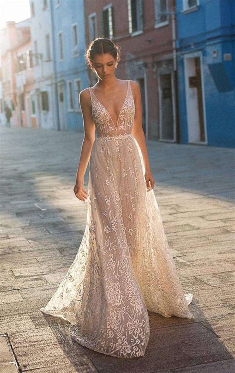 The 20 Best Beach Wedding Dresses 2024 [Tips & Styles] | Deer Pearl Flowers