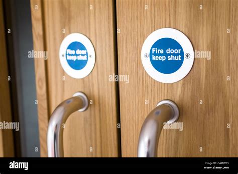 Fire door keep shut signs Stock Photo - Alamy