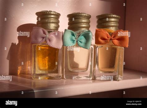 Vintage perfume bottles hi-res stock photography and images - Alamy