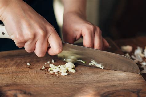 The Easiest Method for Mincing Garlic