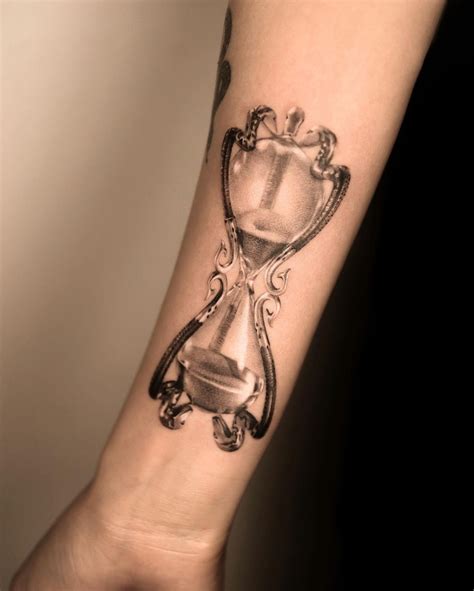 Hourglass Tattoo: Symbolism, Meaning, and Awesome Design Ideas | Tattoo ...