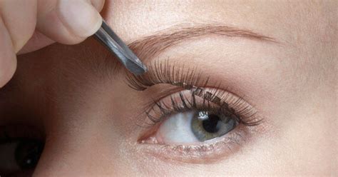 How To Apply False Eyelashes For A Natural Look | HuffPost Canada