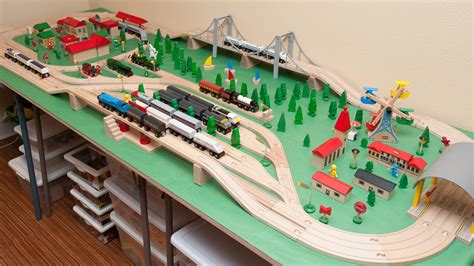 Train Tables | BRIO® Wooden Railway Guide