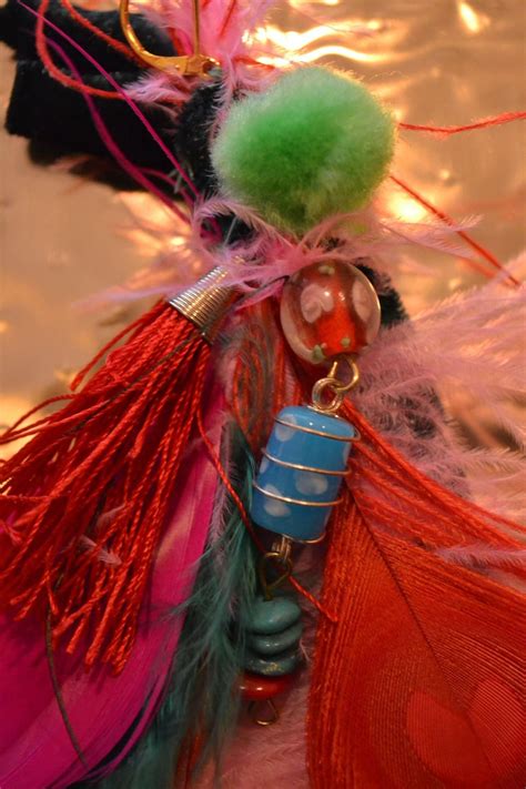Boucle d'oreille solo "L'oiseau de la magie de Noël" avec plume de paon rouge, perle Murano ...