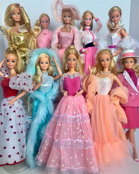 L’image contient peut-être : 10 personnes, personnes debout | Barbie ...