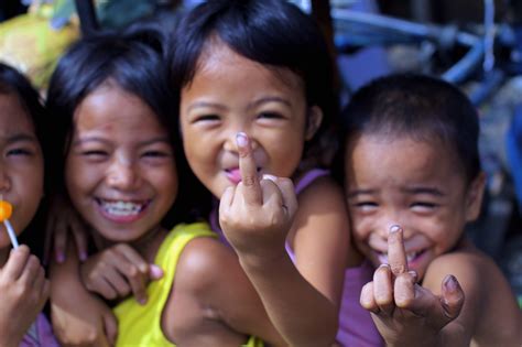 Photographed some random filipino-kids, how they naturally posed! :) : r/pics