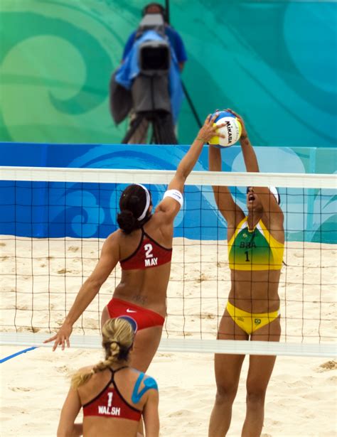 Datei:Beach volley at the Beijing Olympics - USA v. Brazil.jpg – Wikipedia