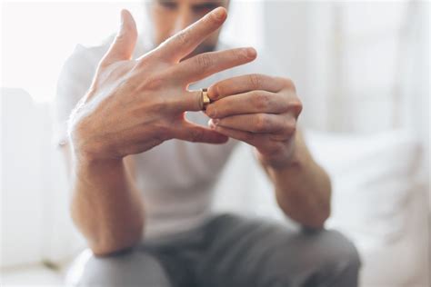 Husband Won’t Wear Wedding Ring: Possible Reasons and Solutions | Ruang ...